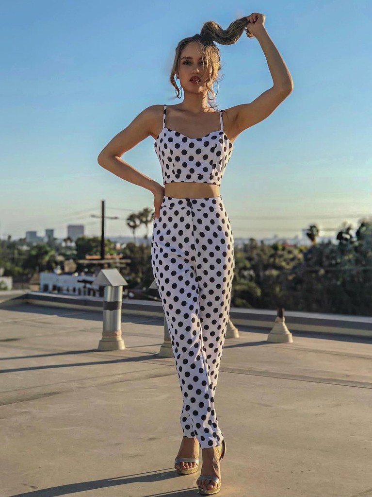 Foto 8 Gaya Keren Penampilan Cinta Laura Cinta Laura adalah salah satu artis Indonesia yang dinilai punya gaya berpakaian yang keren. Berikut ini ada 8 potret gaya keren Cinta Laura dalam berpakaian.