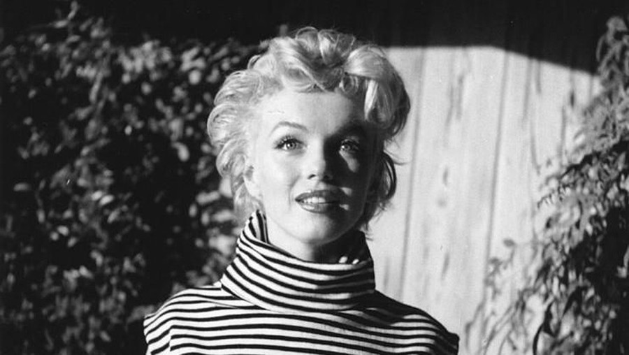 Marilyn Monroe NEW YORK - OCTOBER 11: A Marilyn Monroe snapshot and signed model release are displayed at a press preview for an auction of celebrity memorabilia October 11, 2005 in New York City. Julien's Auctions is offering over 250 lots of celebrity memorabilia from the likes of John Lennon, Marilyn Monroe, Charlie Chaplin and Harry Houdini. (Photo by Mario Tama/Getty Images)