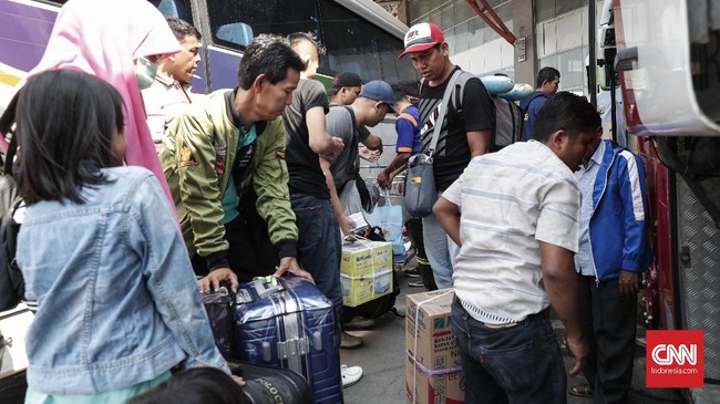 Pemerintah diminta segera menyalurkan bantuan tunai dan non tunai kepada pekerja informal untuk menahan gelombang mudik di tengah corona.