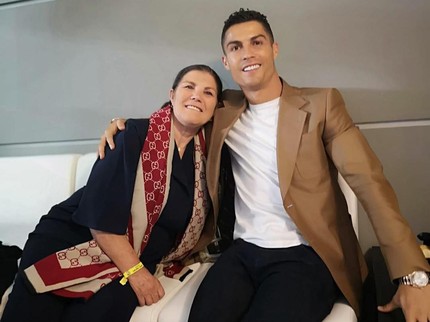 7 Potret Kedekatan Cristiano Ronaldo dengan Ibunda Tercinta