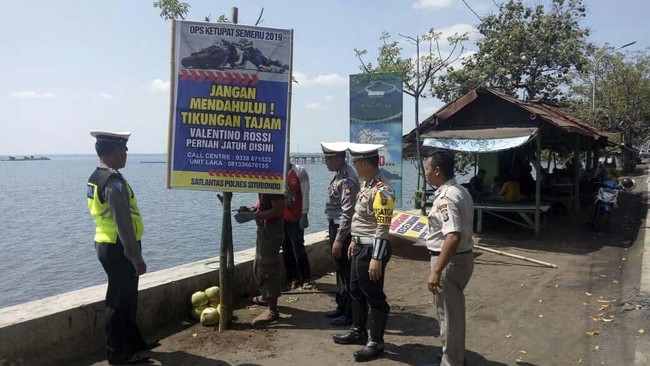 Guna mendukung tertib berlalu lintas dan menekan kecelakaan mudik lebaran 2019, Satlantas Polres Situbondo memasang baliho-baliho lucu di sepanjang jalur mudik.