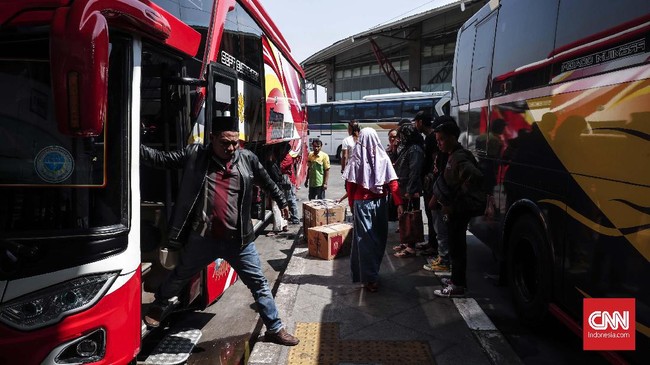 Dua pemudik lanjut usia dinyatakan positif terinfeksi virus corona berdasarkan tes antigen setibanya di Terminal Pulogebang, Jakarta Timur, Kamis (20/5).