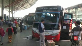 VIDEO: Jelang Idulfitri, Pemudik Padati Terminal Pulo Gebang