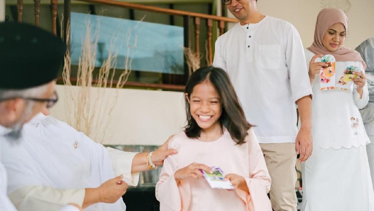 Memberikan angpao atau THR pada anak enggak selalu harus uang lho, Bun. Bisa juga berbentuk barang.