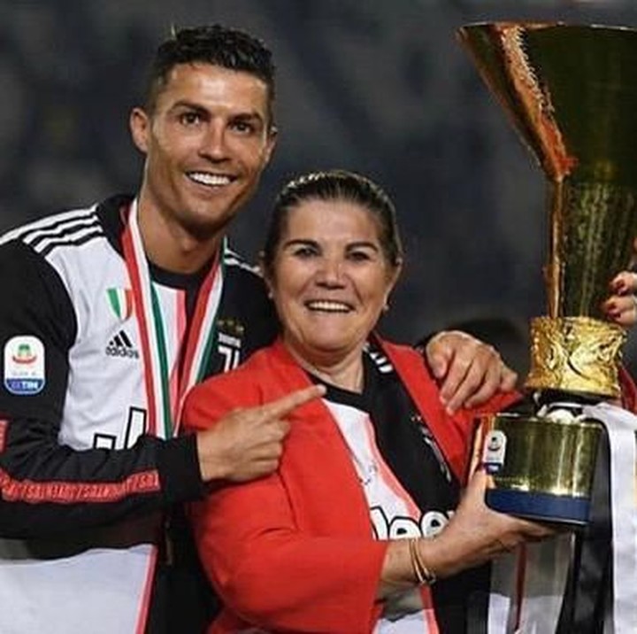 <p>Kesuksesan Ronaldo mendapat trofi, baik bersama klub maupun pribadi, tentu tak lepas dari doa dan dukungan ibunda tercinta. Dolores pun selalu ada saat putranya meraih trofi seperti pada 19 Mei lalu di Juventus Stadium, saat menyabet gelar <em>Scudetto</em> atau juara Serie A Italia. Sangat inspiratif... (Foto: Instagram @doloresaveiroofficial)</p>