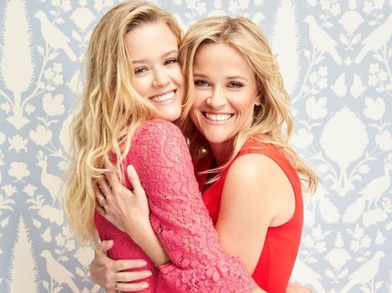 8 Potret Reese Witherspoon dan Putrinya, Seperti Anak kembar
