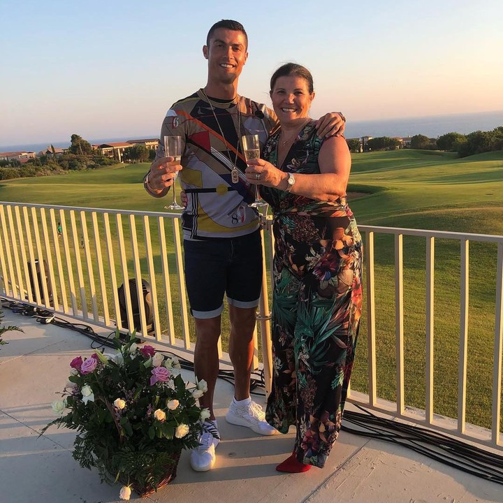 <p>Sebagai bakti pada orang tua, Ronaldo membayar perhatian dan dukungan sang bunda dengan mengajaknya ke mana pun dia bermain sepakbola di berbagai negara. (Foto: Instagram @doloresaveiroofficial)</p>