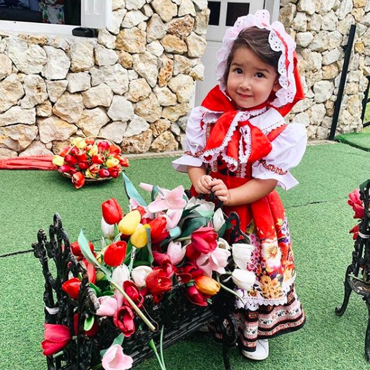 <p>Manisnya senyumnya Seraphina saat bergaya mengenakan pkaian khas nona-nona Belanda. Mau jualan tulip ya? <em>He-he-he</em>. (Foto: Instagram @yaswildblood) </p>