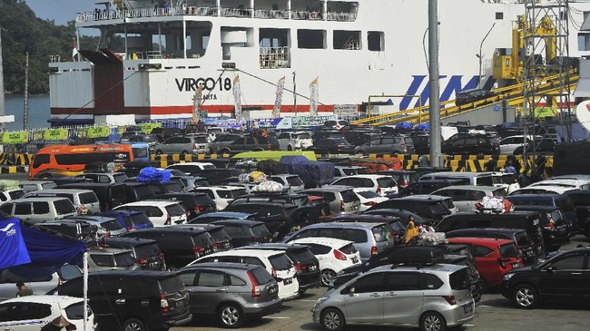 Pengusaha angkutan penyeberangan kecewa dengan Kementerian Perhubungan karena tarif angkutan penyeberangan hanya dinaikkan 28 persen.
