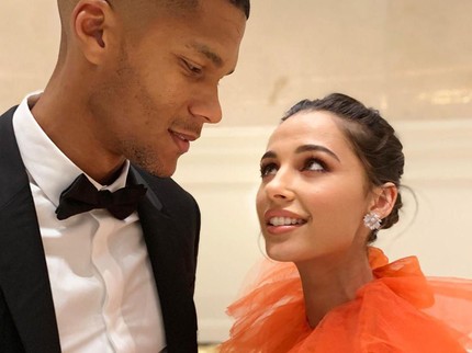 6 Potret Romantis Pemeran Putri Jasmine, Naomi Scott dan Suami