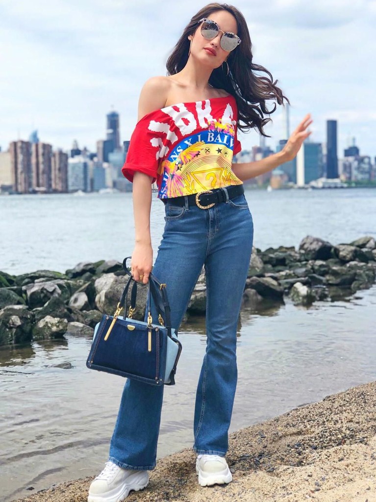 Cinta Laura adalah salah satu artis Indonesia yang dinilai punya gaya berpakaian yang keren. Berikut ini ada 8 potret gaya keren Cinta Laura dalam berpakaian.