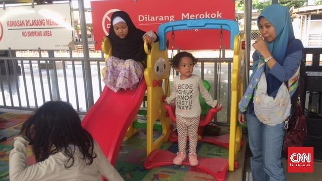 Tempat bermain anak di pusat-pusat arus mudik, seperti Stasiun Senen dan Terminal Kampung Rambutan, diakui bisa membuat anak tak rewel dan mudik pun lancar.