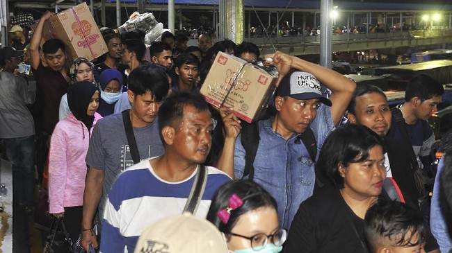 Sejumlah pemudik yang akan menyebrang ke Sumatera antre memasuki kapal roro di Pelabuhan Merak, Banten, Jumat (31/5/2019) dinihari.  Petugas otoritas Pelabuhan Merak memprediksi puncak arus mudik 2019 jatuh pada H-5 Lebaran atau hari Jumat (31/5) ini dengan jumlah kendaraan yang melintas di Merak diperkirakan mencapai 175 ribu dalam sehari. ANTARA FOTO/Asep Fathulrahman/aww.