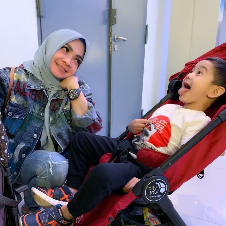 <p>Kali ini, Tieta, demikian dia biasa disapa menghabiskan waktu bareng Aa Rafathar. Lucu banget ya ekspresi Aa sampai melet gitu.<em> He-he-he</em>. (Foto: Instagram: @rieta_amilia)</p>