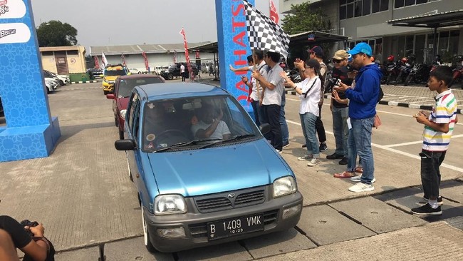 Komunitas yang ikut dalam kegiatan ini terdiri dari berbagai model mobil Daihatsu, mulai dari model lawas seperti Taruna, Zebra hingga kendaraan 'kekinian'.