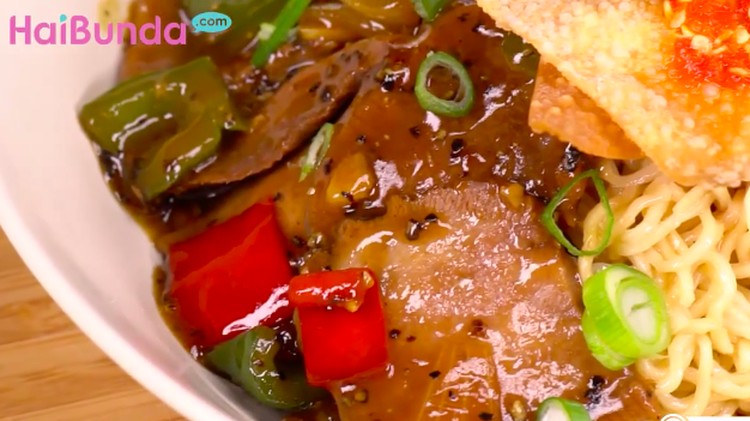 Bunda hendak menyajikan mi untuk menu sahur? Coba bikin mi lidah sapi lada hitam yuk.