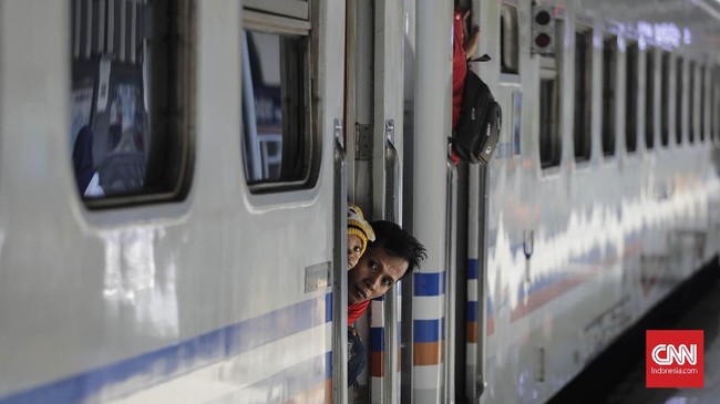 Penumpang KA Gaya Baru Malam Selatan tujuan Surabaya berusaha masuk ke dalam kereta di Stasiun Pasar Senen, Jakarta, Jumat. 31 Mei 2019. Direktorat Jenderal Perkeretaapian Kemenhub memprediksi pemudik yang menggunakan jasa angkutan kereta api mengalami peningkatan pada 29 Mei hingga 4 Juni dengan puncak arus mudik pada Jumat, 31 Mei.