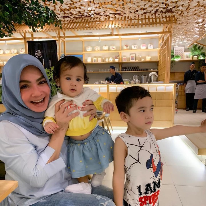 <p>Tieta terlihat sangat dekat dengan para cucunya, wajar kalau Rafathar dan Ansara sangat lengket kepadanya. (Foto: Instagram: @rieta_amilia)</p>