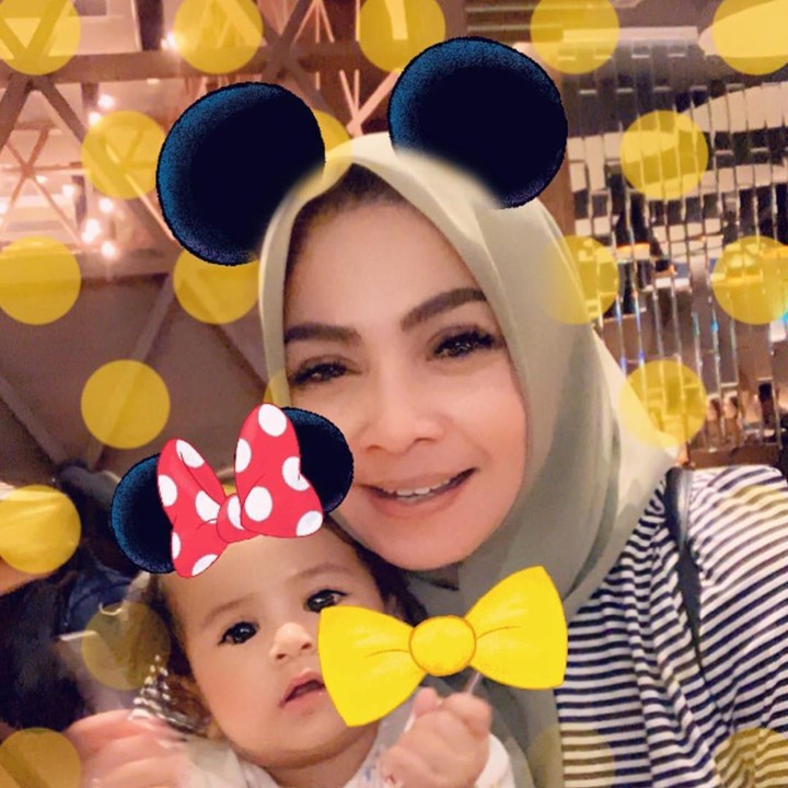 <p><em>Wefie</em> bareng Ansara, anak perempuan Caca Tengker. Pakai aplikasi foto lucu dengan menampilkan bando ala Mickey dan Minie Mouse nih, Bun. (Foto: Instagram: @rieta_amilia)</p>