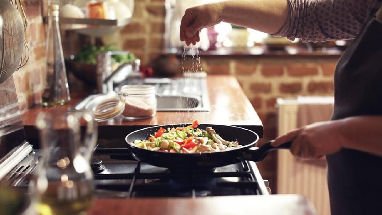 Bila Bunda sering memasak dengan wajan atau panci yang gosong di bagian belakangnya, benarkan bisa picu kanker?