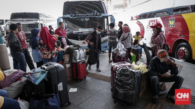 Pemudik mulai ramai di Terminal Terpadu Pulogebang, Jakarta, Jumat, 31 Mei 2019. Jumlah pemudik di terminal ini melonjak tiga kali lipat sejak berlangsungnya aktivitas mudik Lebaran 2019. Pada H-6 Lebaran atau Kamis pukil 19.00 WIB tercatat mencapai 8.576 penumpang menggunakan 271 bus Antar Kota Antar Provinsi (AKAP). CNNIndonesia/Safir Makki