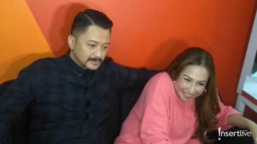 img-title Ferry Maryadi & Deswita Boyong Orang Tua ke Jakarta untuk Lebaran
