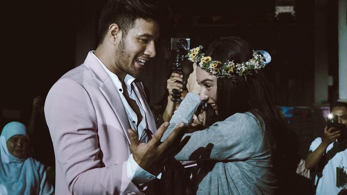 Pasangan Irish Bella dan Ammar Zoni sedang berbahagia karena Irish tengah berbadan dua&comma; berikut Insertlive bagikan 7 momen perjalanan cinta antara keduanya&period;