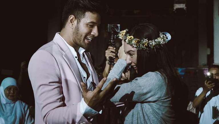 Pasangan Irish Bella dan Ammar Zoni sedang berbahagia karena Irish tengah berbadan dua, berikut Insertlive bagikan 7 momen perjalanan cinta antara keduanya.