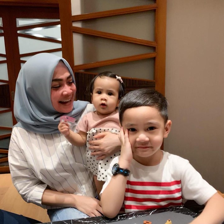<p>Momong Rafathar dan Anshara bersamaan. Ekspresi Aa Rafathar paling menggemaskan, tapi Ansara enggak kalah mencuri perhatian ya. (Foto: Instagram: @rieta_amilia)  </p>