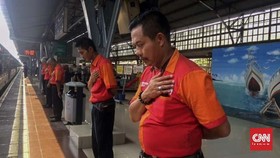 'Salam Terima Kasih' Porter Stasiun Senen Lepas Para Pemudik