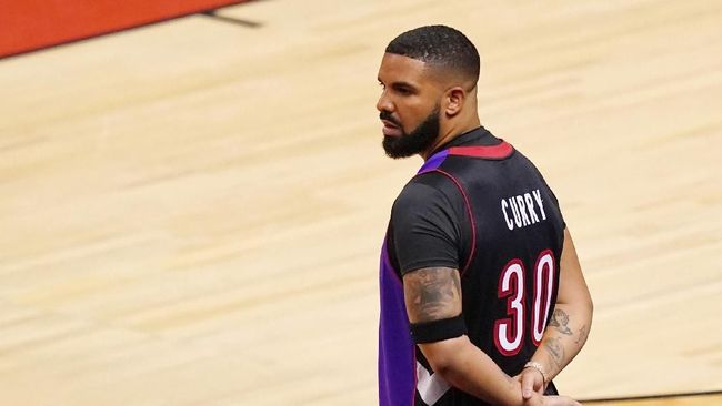 Sejumlah stasiun radio melarang pemutaran lagu milik Drake karena berbeda pilihan tim basket yang sedang berlaga di pertandingan NBA.