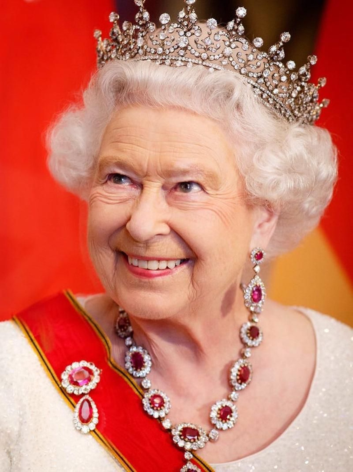 Perhiasaan miliki Kerjaan Inggris diberikan secara turun-menurun dari puluhan tahun lalu&period; Insertizen cari tau yuk sejarah dari 7 perhiasan Kerajaan Inggris&period;