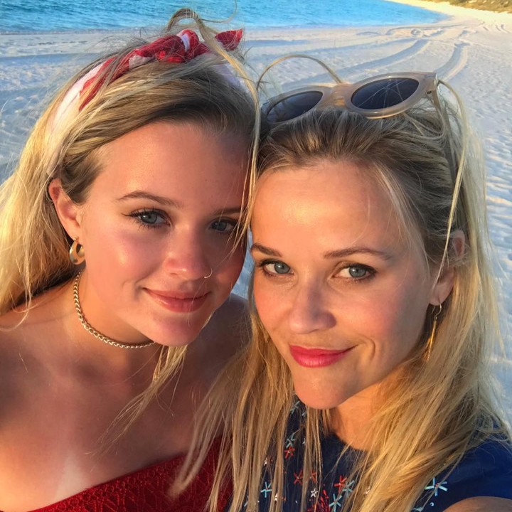 Setuju ya, Bun? Keduanya lebih cocok disebut saudara kembar daripada ibu dan anak. Hi-hi-hi. (Foto: Instagram @reesewitherspoon)