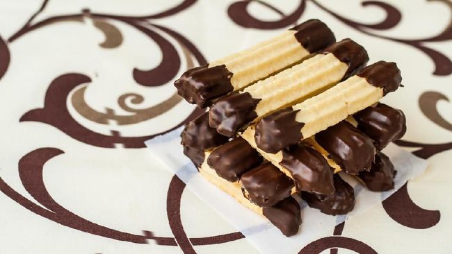 Chocolate-dipped peanut bisa jadi salah satu kue Lebaran pilihan.