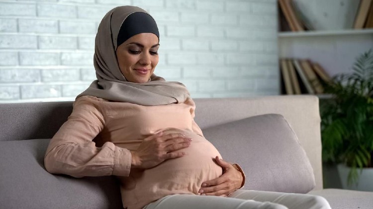 Bunda yang hamil dan menyusui kadang belum sempat meng-qhada puasa Ramadhan hingga tahun berikutnya. Bagaimana Islam mengatur hal ini?