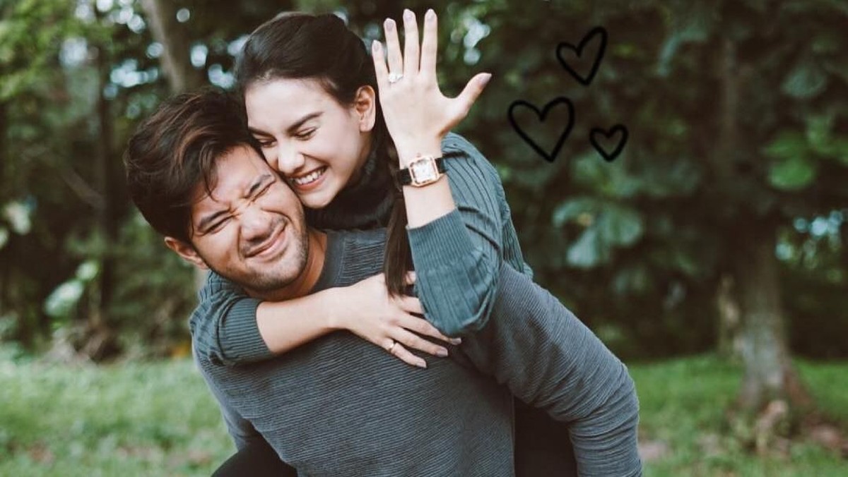 Pasangan Irish Bella dan Ammar Zoni sedang berbahagia karena Irish tengah berbadan dua&comma; berikut Insertlive bagikan 7 momen perjalanan cinta antara keduanya&period;