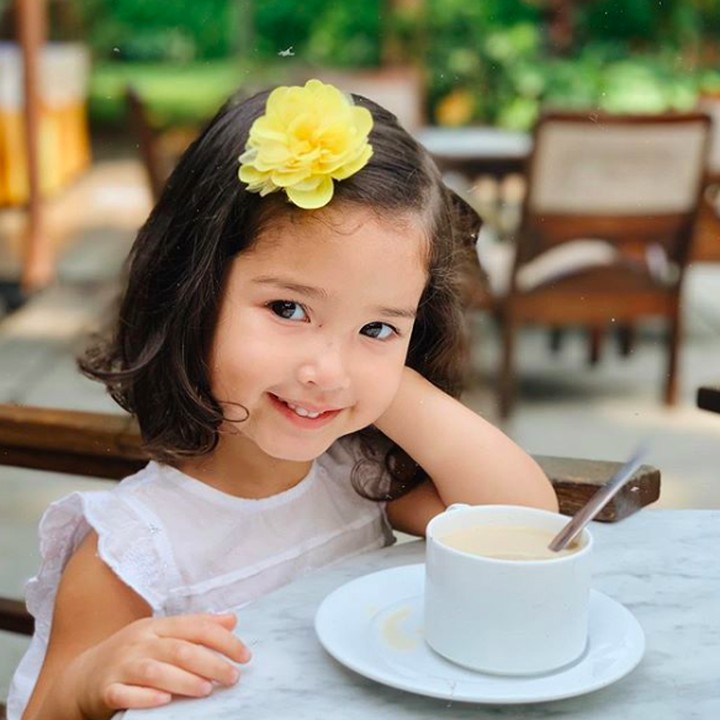 <p>Meski baru berusia 2,5 tahun, gaya Seraphina sudah sangat mencuri perhatian warganet. Lihat deh, Bun, senyumannya manis sekali. (Foto: Instagram @yaswildblood) </p>