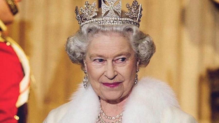 Ratu Elizabeth terlihat tidak peduli saat diajak bicara oleh Meghan Markle. 
