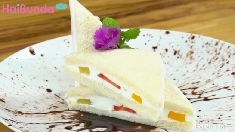 Sandwich buah bisa jadi pilihan menu sahur untuk si kecil. Simpel tapi tetap menyehatkan.