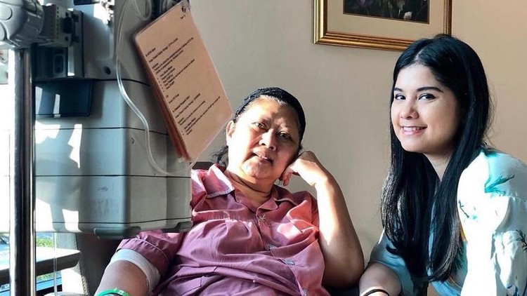 Menantu Ani Yudhyono, Annisa Pohan senantiasa mendampingi sang ibu mertua yang sedang dirawat di Singapura dalam keadaan apapun.