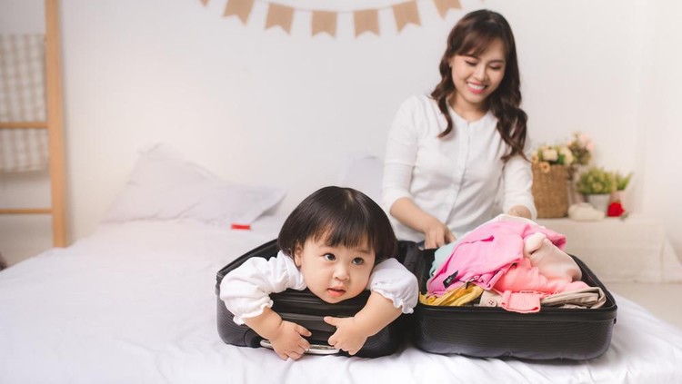 Mudik tahun ini Bunda dan Ayah akan mengajak si kecil yang masih batita? Jangan lupakan persiapan penting berikut ini ya. 
