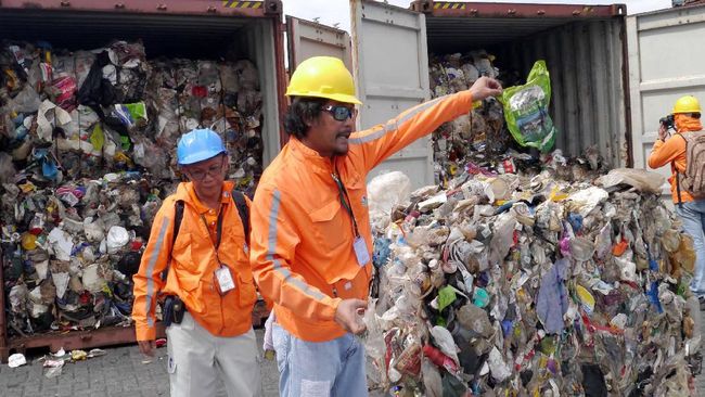 Filipina mengembalikan 69 kontainer sampah busuk yang dibuang ke negaranya pada 2013 dan 2014 lalu ke Kanada.