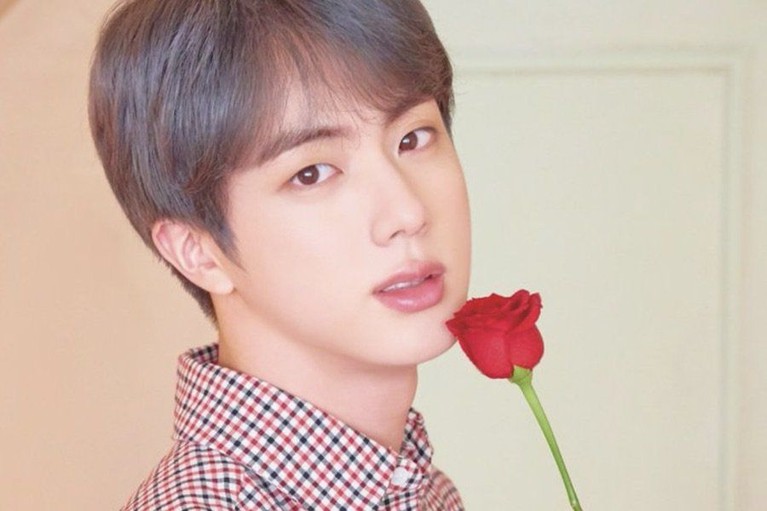 10 Idol K-pop Pria Berparas Persis Karakter Webtoon Visual idol K-Pop ini terpilih secara khusus dipuji karena terlihat seperti mereka keluar dari webtoon. Siapa saja?
