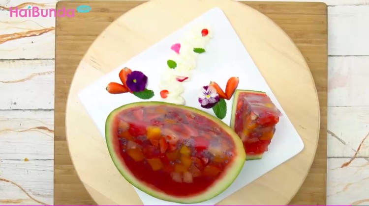 Dessert menyegarkan yang terdiri dari buah-buahan ini bisa Bunda jadikan salah satu menu buka puasa. Namanya, puding semangka.