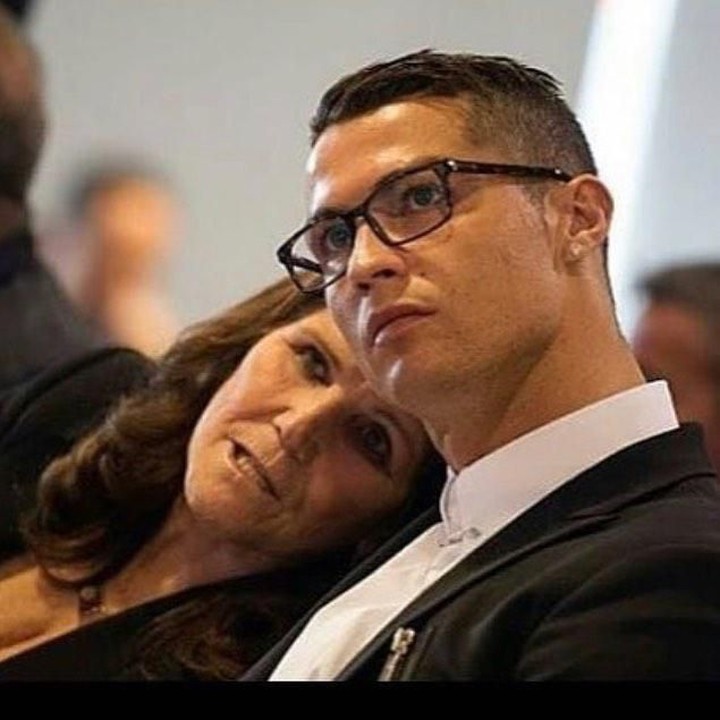 <p>Ronaldo kehilangan ayah untuk selamanya pada 2005, saat dia masih merumput bersama klub raksasa Inggris, Manchester United. (Foto: Instagram @doloresaveiroofficial)</p>
