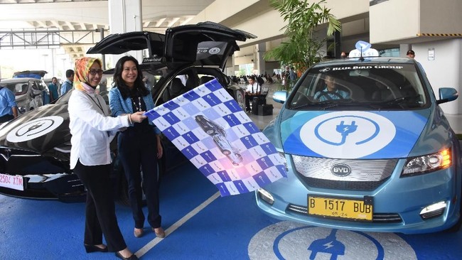 Taksi listrik Bluebird menjadi kendaraan kedua setelah sebelumnya bus listrik Mobil Anak Bangsa melayani penumpang di bandar udara Soekarno-Hatta 8 bulan lalu.