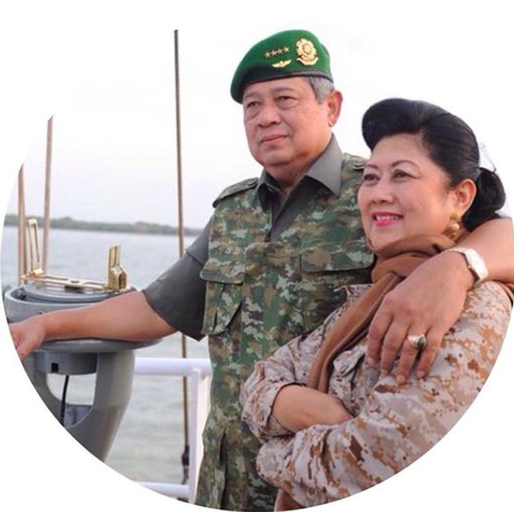 <div>Peluk hangat SBY untuk istri tercinta. (Foto: Instagram/ @aniyudhoyono)</div><div> </div>