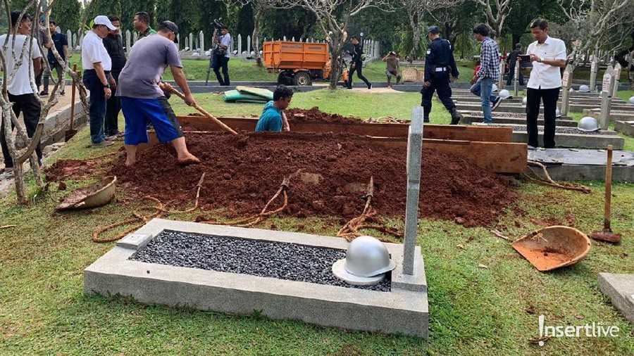 Pusara Ibu Ani Yudhoyono Persis di Depan Pusara Ibu Ainun Habibie Pusara milik Ibu Ani Yudhoyono berada persis di depan pusara milik Ibu Ainun Habibie.