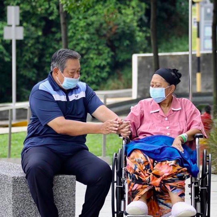 Kemesraan Sby And Ani Yudhoyono Tetap Awet Sampai Maut Memisahkan Foto 1