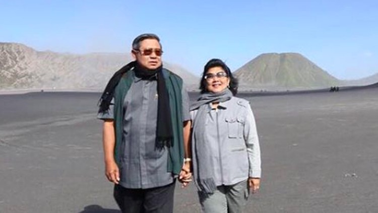 Deretan bunda seleb berikut mengungkapkan duka cita dan memanjatkan doa untuk mendiang Ani Yudhoyono.